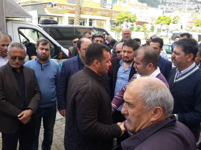 Mardin Nusaybin’de teröristlerle güvenlik kuvvetleri arasında devam eden çatışmalarda polis memuru Coşkun Nazilli patlamada, uzman çavuş Vedat Aykut keskin nişancı ateşiyle şehit düştü. Polis Memuru Coşkun Nazilli’nin şehit haber Antalya’nın Alanya İlçesi’ndeki baba ocağına ateş düşürdü. 

Antalya’nın Alanya İlçesi’nde yaşayan Nazilli Ailesi’nin evine ölen saatlerinde şehit ateşi düştü. Mardin’de zorunlu hizmetini sürdüren Özel Harekat biriminde görevli Polis Memuru Coşkun Nazilli, Mardin Nusaybin’de güvenlik güçleri ve teröristler arasında halen devam eden çatışmalar sırasında meydana gelen patlamada yaşamını yitirdi.  

Nazilli’nin şehit düştüğü haberi ise aileye Alanya Emniyet Müdürü Mehmet Ömür Saka ve polis memurlarınca ambulans eşliğinde verildi. Acı haberi duyan Nazilli Ailesi fertleri sinir krizleri geçirdi. Polis Memuru Nazilli’nin annesi ve babası sağlık ekipleri tarafından sakinleştirilmeye çalışılırken ailenin yakınları ve komşuları da Coşkun Nazilli’nin baba ocağına akın etti. Acı Haberi alan Baba Durmuş Nazilli dirayetini korumaya çalışsa da zaman zaman sinir krizleri geçirdi. 40 yaşındaki Özle Harekat Polis Memuru Coşkun Nazilli evli ve 2 çocuk babasıydı. Nazilli’nin cenazesinin yarın Alanya’da son defa baba ocağına getirildikten sonra Alanya Belediye Mezarlığı Şehitliği’nde toprağa verilmesi bekleniyor.