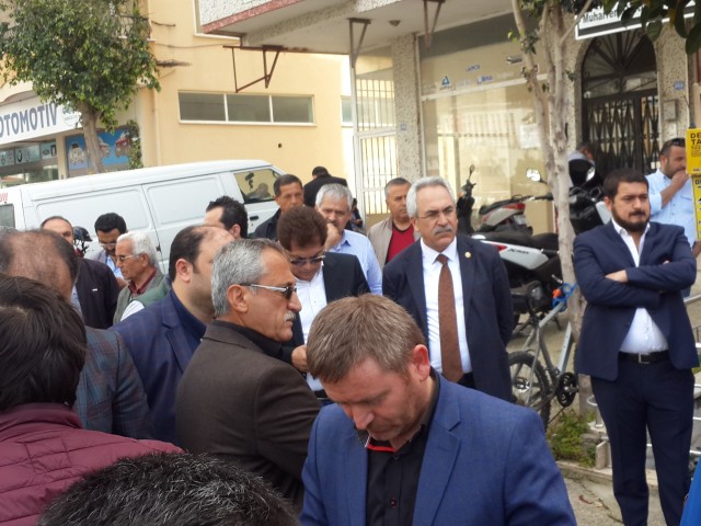 Mardin Nusaybin’de teröristlerle güvenlik kuvvetleri arasında devam eden çatışmalarda polis memuru Coşkun Nazilli patlamada, uzman çavuş Vedat Aykut keskin nişancı ateşiyle şehit düştü. Polis Memuru Coşkun Nazilli’nin şehit haber Antalya’nın Alanya İlçesi’ndeki baba ocağına ateş düşürdü. 

Antalya’nın Alanya İlçesi’nde yaşayan Nazilli Ailesi’nin evine ölen saatlerinde şehit ateşi düştü. Mardin’de zorunlu hizmetini sürdüren Özel Harekat biriminde görevli Polis Memuru Coşkun Nazilli, Mardin Nusaybin’de güvenlik güçleri ve teröristler arasında halen devam eden çatışmalar sırasında meydana gelen patlamada yaşamını yitirdi.  

Nazilli’nin şehit düştüğü haberi ise aileye Alanya Emniyet Müdürü Mehmet Ömür Saka ve polis memurlarınca ambulans eşliğinde verildi. Acı haberi duyan Nazilli Ailesi fertleri sinir krizleri geçirdi. Polis Memuru Nazilli’nin annesi ve babası sağlık ekipleri tarafından sakinleştirilmeye çalışılırken ailenin yakınları ve komşuları da Coşkun Nazilli’nin baba ocağına akın etti. Acı Haberi alan Baba Durmuş Nazilli dirayetini korumaya çalışsa da zaman zaman sinir krizleri geçirdi. 40 yaşındaki Özle Harekat Polis Memuru Coşkun Nazilli evli ve 2 çocuk babasıydı. Nazilli’nin cenazesinin yarın Alanya’da son defa baba ocağına getirildikten sonra Alanya Belediye Mezarlığı Şehitliği’nde toprağa verilmesi bekleniyor.