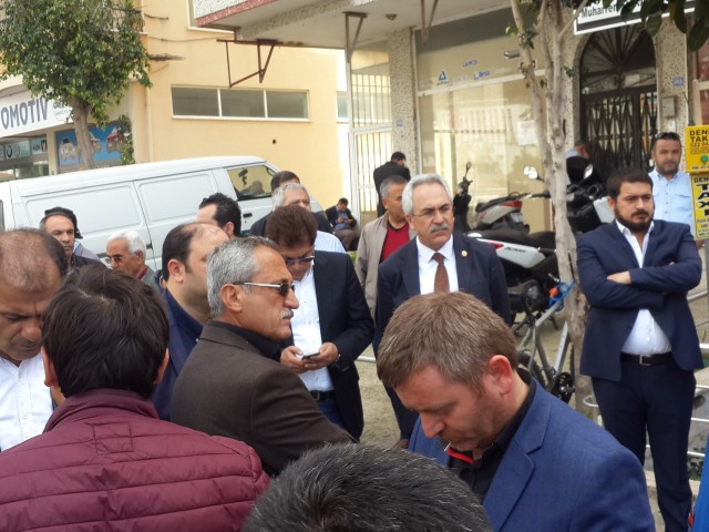 Mardin Nusaybin’de teröristlerle güvenlik kuvvetleri arasında devam eden çatışmalarda polis memuru Coşkun Nazilli patlamada, uzman çavuş Vedat Aykut keskin nişancı ateşiyle şehit düştü. Polis Memuru Coşkun Nazilli’nin şehit haber Antalya’nın Alanya İlçesi’ndeki baba ocağına ateş düşürdü. 

Antalya’nın Alanya İlçesi’nde yaşayan Nazilli Ailesi’nin evine ölen saatlerinde şehit ateşi düştü. Mardin’de zorunlu hizmetini sürdüren Özel Harekat biriminde görevli Polis Memuru Coşkun Nazilli, Mardin Nusaybin’de güvenlik güçleri ve teröristler arasında halen devam eden çatışmalar sırasında meydana gelen patlamada yaşamını yitirdi.  

Nazilli’nin şehit düştüğü haberi ise aileye Alanya Emniyet Müdürü Mehmet Ömür Saka ve polis memurlarınca ambulans eşliğinde verildi. Acı haberi duyan Nazilli Ailesi fertleri sinir krizleri geçirdi. Polis Memuru Nazilli’nin annesi ve babası sağlık ekipleri tarafından sakinleştirilmeye çalışılırken ailenin yakınları ve komşuları da Coşkun Nazilli’nin baba ocağına akın etti. Acı Haberi alan Baba Durmuş Nazilli dirayetini korumaya çalışsa da zaman zaman sinir krizleri geçirdi. 40 yaşındaki Özle Harekat Polis Memuru Coşkun Nazilli evli ve 2 çocuk babasıydı. Nazilli’nin cenazesinin yarın Alanya’da son defa baba ocağına getirildikten sonra Alanya Belediye Mezarlığı Şehitliği’nde toprağa verilmesi bekleniyor.