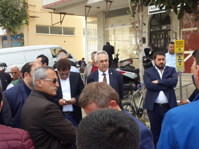 Mardin Nusaybin’de teröristlerle güvenlik kuvvetleri arasında devam eden çatışmalarda polis memuru Coşkun Nazilli patlamada, uzman çavuş Vedat Aykut keskin nişancı ateşiyle şehit düştü. Polis Memuru Coşkun Nazilli’nin şehit haber Antalya’nın Alanya İlçesi’ndeki baba ocağına ateş düşürdü. 

Antalya’nın Alanya İlçesi’nde yaşayan Nazilli Ailesi’nin evine ölen saatlerinde şehit ateşi düştü. Mardin’de zorunlu hizmetini sürdüren Özel Harekat biriminde görevli Polis Memuru Coşkun Nazilli, Mardin Nusaybin’de güvenlik güçleri ve teröristler arasında halen devam eden çatışmalar sırasında meydana gelen patlamada yaşamını yitirdi.  

Nazilli’nin şehit düştüğü haberi ise aileye Alanya Emniyet Müdürü Mehmet Ömür Saka ve polis memurlarınca ambulans eşliğinde verildi. Acı haberi duyan Nazilli Ailesi fertleri sinir krizleri geçirdi. Polis Memuru Nazilli’nin annesi ve babası sağlık ekipleri tarafından sakinleştirilmeye çalışılırken ailenin yakınları ve komşuları da Coşkun Nazilli’nin baba ocağına akın etti. Acı Haberi alan Baba Durmuş Nazilli dirayetini korumaya çalışsa da zaman zaman sinir krizleri geçirdi. 40 yaşındaki Özle Harekat Polis Memuru Coşkun Nazilli evli ve 2 çocuk babasıydı. Nazilli’nin cenazesinin yarın Alanya’da son defa baba ocağına getirildikten sonra Alanya Belediye Mezarlığı Şehitliği’nde toprağa verilmesi bekleniyor.