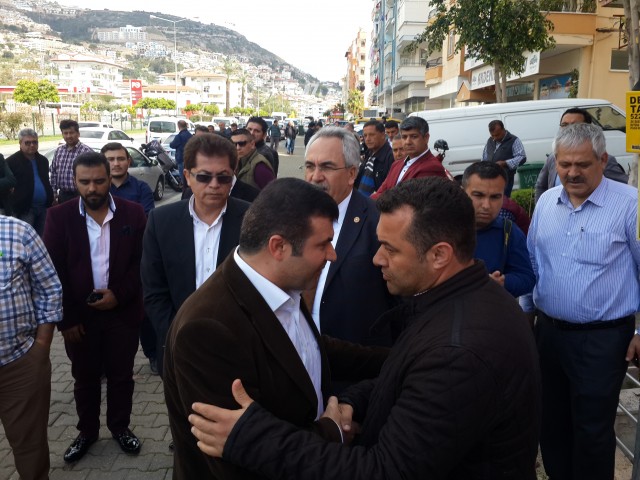 Mardin Nusaybin’de teröristlerle güvenlik kuvvetleri arasında devam eden çatışmalarda polis memuru Coşkun Nazilli patlamada, uzman çavuş Vedat Aykut keskin nişancı ateşiyle şehit düştü. Polis Memuru Coşkun Nazilli’nin şehit haber Antalya’nın Alanya İlçesi’ndeki baba ocağına ateş düşürdü. 

Antalya’nın Alanya İlçesi’nde yaşayan Nazilli Ailesi’nin evine ölen saatlerinde şehit ateşi düştü. Mardin’de zorunlu hizmetini sürdüren Özel Harekat biriminde görevli Polis Memuru Coşkun Nazilli, Mardin Nusaybin’de güvenlik güçleri ve teröristler arasında halen devam eden çatışmalar sırasında meydana gelen patlamada yaşamını yitirdi.  

Nazilli’nin şehit düştüğü haberi ise aileye Alanya Emniyet Müdürü Mehmet Ömür Saka ve polis memurlarınca ambulans eşliğinde verildi. Acı haberi duyan Nazilli Ailesi fertleri sinir krizleri geçirdi. Polis Memuru Nazilli’nin annesi ve babası sağlık ekipleri tarafından sakinleştirilmeye çalışılırken ailenin yakınları ve komşuları da Coşkun Nazilli’nin baba ocağına akın etti. Acı Haberi alan Baba Durmuş Nazilli dirayetini korumaya çalışsa da zaman zaman sinir krizleri geçirdi. 40 yaşındaki Özle Harekat Polis Memuru Coşkun Nazilli evli ve 2 çocuk babasıydı. Nazilli’nin cenazesinin yarın Alanya’da son defa baba ocağına getirildikten sonra Alanya Belediye Mezarlığı Şehitliği’nde toprağa verilmesi bekleniyor.