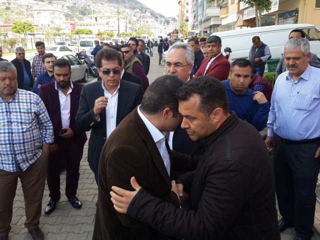 Mardin Nusaybin’de teröristlerle güvenlik kuvvetleri arasında devam eden çatışmalarda polis memuru Coşkun Nazilli patlamada, uzman çavuş Vedat Aykut keskin nişancı ateşiyle şehit düştü. Polis Memuru Coşkun Nazilli’nin şehit haber Antalya’nın Alanya İlçesi’ndeki baba ocağına ateş düşürdü. 

Antalya’nın Alanya İlçesi’nde yaşayan Nazilli Ailesi’nin evine ölen saatlerinde şehit ateşi düştü. Mardin’de zorunlu hizmetini sürdüren Özel Harekat biriminde görevli Polis Memuru Coşkun Nazilli, Mardin Nusaybin’de güvenlik güçleri ve teröristler arasında halen devam eden çatışmalar sırasında meydana gelen patlamada yaşamını yitirdi.  

Nazilli’nin şehit düştüğü haberi ise aileye Alanya Emniyet Müdürü Mehmet Ömür Saka ve polis memurlarınca ambulans eşliğinde verildi. Acı haberi duyan Nazilli Ailesi fertleri sinir krizleri geçirdi. Polis Memuru Nazilli’nin annesi ve babası sağlık ekipleri tarafından sakinleştirilmeye çalışılırken ailenin yakınları ve komşuları da Coşkun Nazilli’nin baba ocağına akın etti. Acı Haberi alan Baba Durmuş Nazilli dirayetini korumaya çalışsa da zaman zaman sinir krizleri geçirdi. 40 yaşındaki Özle Harekat Polis Memuru Coşkun Nazilli evli ve 2 çocuk babasıydı. Nazilli’nin cenazesinin yarın Alanya’da son defa baba ocağına getirildikten sonra Alanya Belediye Mezarlığı Şehitliği’nde toprağa verilmesi bekleniyor.