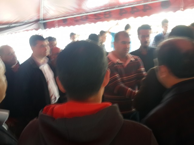 Mardin Nusaybin’de teröristlerle güvenlik kuvvetleri arasında devam eden çatışmalarda polis memuru Coşkun Nazilli patlamada, uzman çavuş Vedat Aykut keskin nişancı ateşiyle şehit düştü. Polis Memuru Coşkun Nazilli’nin şehit haber Antalya’nın Alanya İlçesi’ndeki baba ocağına ateş düşürdü. 

Antalya’nın Alanya İlçesi’nde yaşayan Nazilli Ailesi’nin evine ölen saatlerinde şehit ateşi düştü. Mardin’de zorunlu hizmetini sürdüren Özel Harekat biriminde görevli Polis Memuru Coşkun Nazilli, Mardin Nusaybin’de güvenlik güçleri ve teröristler arasında halen devam eden çatışmalar sırasında meydana gelen patlamada yaşamını yitirdi.  

Nazilli’nin şehit düştüğü haberi ise aileye Alanya Emniyet Müdürü Mehmet Ömür Saka ve polis memurlarınca ambulans eşliğinde verildi. Acı haberi duyan Nazilli Ailesi fertleri sinir krizleri geçirdi. Polis Memuru Nazilli’nin annesi ve babası sağlık ekipleri tarafından sakinleştirilmeye çalışılırken ailenin yakınları ve komşuları da Coşkun Nazilli’nin baba ocağına akın etti. Acı Haberi alan Baba Durmuş Nazilli dirayetini korumaya çalışsa da zaman zaman sinir krizleri geçirdi. 40 yaşındaki Özle Harekat Polis Memuru Coşkun Nazilli evli ve 2 çocuk babasıydı. Nazilli’nin cenazesinin yarın Alanya’da son defa baba ocağına getirildikten sonra Alanya Belediye Mezarlığı Şehitliği’nde toprağa verilmesi bekleniyor.