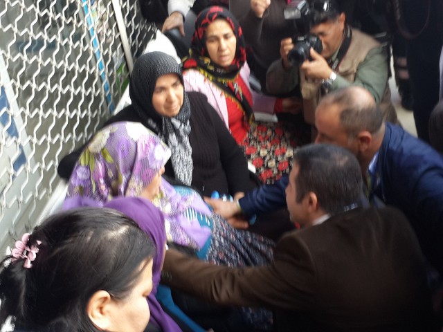 Mardin Nusaybin’de teröristlerle güvenlik kuvvetleri arasında devam eden çatışmalarda polis memuru Coşkun Nazilli patlamada, uzman çavuş Vedat Aykut keskin nişancı ateşiyle şehit düştü. Polis Memuru Coşkun Nazilli’nin şehit haber Antalya’nın Alanya İlçesi’ndeki baba ocağına ateş düşürdü. 

Antalya’nın Alanya İlçesi’nde yaşayan Nazilli Ailesi’nin evine ölen saatlerinde şehit ateşi düştü. Mardin’de zorunlu hizmetini sürdüren Özel Harekat biriminde görevli Polis Memuru Coşkun Nazilli, Mardin Nusaybin’de güvenlik güçleri ve teröristler arasında halen devam eden çatışmalar sırasında meydana gelen patlamada yaşamını yitirdi.  

Nazilli’nin şehit düştüğü haberi ise aileye Alanya Emniyet Müdürü Mehmet Ömür Saka ve polis memurlarınca ambulans eşliğinde verildi. Acı haberi duyan Nazilli Ailesi fertleri sinir krizleri geçirdi. Polis Memuru Nazilli’nin annesi ve babası sağlık ekipleri tarafından sakinleştirilmeye çalışılırken ailenin yakınları ve komşuları da Coşkun Nazilli’nin baba ocağına akın etti. Acı Haberi alan Baba Durmuş Nazilli dirayetini korumaya çalışsa da zaman zaman sinir krizleri geçirdi. 40 yaşındaki Özle Harekat Polis Memuru Coşkun Nazilli evli ve 2 çocuk babasıydı. Nazilli’nin cenazesinin yarın Alanya’da son defa baba ocağına getirildikten sonra Alanya Belediye Mezarlığı Şehitliği’nde toprağa verilmesi bekleniyor.