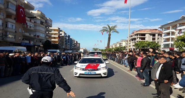 Alanyalı kahraman Özel Harekat Polisi Coşkun Nazilli, son yolculuğuna uğurlanıyor. Cenaze namazı kılınan Nazilli’nin naaşı, Garnizon Şehitliği’ne getirildi

Antalya İl Müftüsü Osman Artan tarafından kıldırılan cenaze namazının ardından Alanyalı kahraman Özel Harekat Polisi Coşkun Nazilli’nin naaşı Alanya Garnizon Şehitliği’ne getirildi. Kalabalık eşliğinde şehitliğe gelen cenaze aracından indirilen şehidin naaşı, omuzlara alındı. Cenaze törenine Antalya Valisi Muammer Türker, Türker’in eşlik ettiği baba Durmuş Nazilli, eşi Ayşegül Nazilli, Çocukları Göktürk ve Gökçe Nazilli, AK Parti Antalya Milletvekili Sena Nur Çelik, Alanya Kaymakamı Hasan Tanrıseven, Antalya Büyükşehir Belediye Başkanı Menderes Türel, Alanya Belediye Başkanı Adem Murat Yücel, AK Parti Antalya İl Başkanı Rıza Sümer, AK Parti Alanya İlçe Teşkilatı Başkanı Mustafa Berberoğlu ve çok sayıda vatandaş katıldı. Öte yandan şehit Coşkun Nazilli’nin Mardin’den gelen silah arkadaşları da şehitlikte.