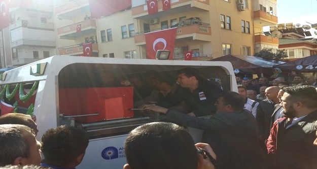 Alanyalı kahraman Özel Harekat Polisi Coşkun Nazilli, son yolculuğuna uğurlanıyor. Cenaze namazı kılınan Nazilli’nin naaşı, Garnizon Şehitliği’ne getirildi

Antalya İl Müftüsü Osman Artan tarafından kıldırılan cenaze namazının ardından Alanyalı kahraman Özel Harekat Polisi Coşkun Nazilli’nin naaşı Alanya Garnizon Şehitliği’ne getirildi. Kalabalık eşliğinde şehitliğe gelen cenaze aracından indirilen şehidin naaşı, omuzlara alındı. Cenaze törenine Antalya Valisi Muammer Türker, Türker’in eşlik ettiği baba Durmuş Nazilli, eşi Ayşegül Nazilli, Çocukları Göktürk ve Gökçe Nazilli, AK Parti Antalya Milletvekili Sena Nur Çelik, Alanya Kaymakamı Hasan Tanrıseven, Antalya Büyükşehir Belediye Başkanı Menderes Türel, Alanya Belediye Başkanı Adem Murat Yücel, AK Parti Antalya İl Başkanı Rıza Sümer, AK Parti Alanya İlçe Teşkilatı Başkanı Mustafa Berberoğlu ve çok sayıda vatandaş katıldı. Öte yandan şehit Coşkun Nazilli’nin Mardin’den gelen silah arkadaşları da şehitlikte.