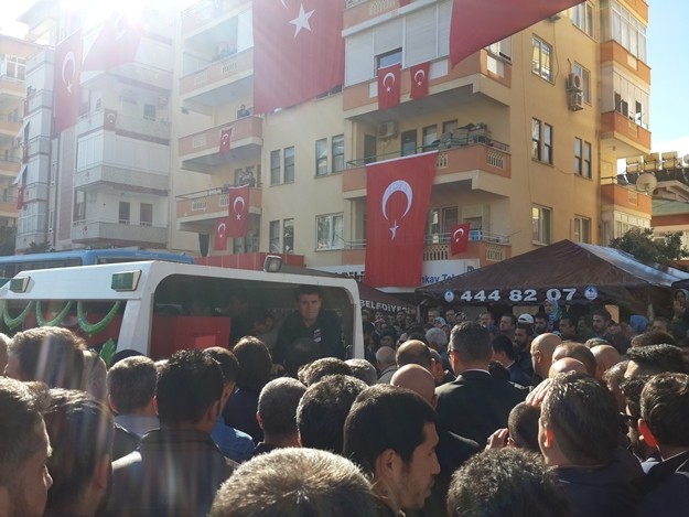 Alanyalı kahraman Özel Harekat Polisi Coşkun Nazilli, son yolculuğuna uğurlanıyor. Cenaze namazı kılınan Nazilli’nin naaşı, Garnizon Şehitliği’ne getirildi

Antalya İl Müftüsü Osman Artan tarafından kıldırılan cenaze namazının ardından Alanyalı kahraman Özel Harekat Polisi Coşkun Nazilli’nin naaşı Alanya Garnizon Şehitliği’ne getirildi. Kalabalık eşliğinde şehitliğe gelen cenaze aracından indirilen şehidin naaşı, omuzlara alındı. Cenaze törenine Antalya Valisi Muammer Türker, Türker’in eşlik ettiği baba Durmuş Nazilli, eşi Ayşegül Nazilli, Çocukları Göktürk ve Gökçe Nazilli, AK Parti Antalya Milletvekili Sena Nur Çelik, Alanya Kaymakamı Hasan Tanrıseven, Antalya Büyükşehir Belediye Başkanı Menderes Türel, Alanya Belediye Başkanı Adem Murat Yücel, AK Parti Antalya İl Başkanı Rıza Sümer, AK Parti Alanya İlçe Teşkilatı Başkanı Mustafa Berberoğlu ve çok sayıda vatandaş katıldı. Öte yandan şehit Coşkun Nazilli’nin Mardin’den gelen silah arkadaşları da şehitlikte.