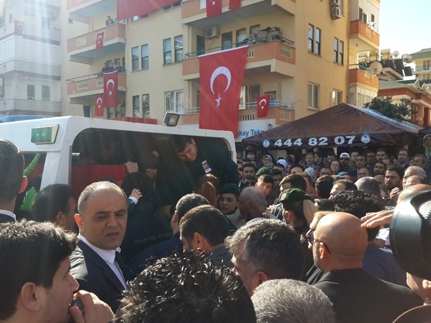 Alanyalı kahraman Özel Harekat Polisi Coşkun Nazilli, son yolculuğuna uğurlanıyor. Cenaze namazı kılınan Nazilli’nin naaşı, Garnizon Şehitliği’ne getirildi

Antalya İl Müftüsü Osman Artan tarafından kıldırılan cenaze namazının ardından Alanyalı kahraman Özel Harekat Polisi Coşkun Nazilli’nin naaşı Alanya Garnizon Şehitliği’ne getirildi. Kalabalık eşliğinde şehitliğe gelen cenaze aracından indirilen şehidin naaşı, omuzlara alındı. Cenaze törenine Antalya Valisi Muammer Türker, Türker’in eşlik ettiği baba Durmuş Nazilli, eşi Ayşegül Nazilli, Çocukları Göktürk ve Gökçe Nazilli, AK Parti Antalya Milletvekili Sena Nur Çelik, Alanya Kaymakamı Hasan Tanrıseven, Antalya Büyükşehir Belediye Başkanı Menderes Türel, Alanya Belediye Başkanı Adem Murat Yücel, AK Parti Antalya İl Başkanı Rıza Sümer, AK Parti Alanya İlçe Teşkilatı Başkanı Mustafa Berberoğlu ve çok sayıda vatandaş katıldı. Öte yandan şehit Coşkun Nazilli’nin Mardin’den gelen silah arkadaşları da şehitlikte.