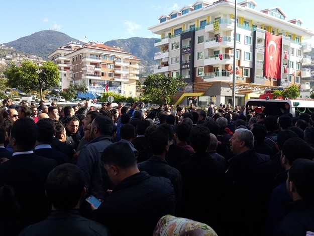 Alanyalı kahraman Özel Harekat Polisi Coşkun Nazilli, son yolculuğuna uğurlanıyor. Cenaze namazı kılınan Nazilli’nin naaşı, Garnizon Şehitliği’ne getirildi

Antalya İl Müftüsü Osman Artan tarafından kıldırılan cenaze namazının ardından Alanyalı kahraman Özel Harekat Polisi Coşkun Nazilli’nin naaşı Alanya Garnizon Şehitliği’ne getirildi. Kalabalık eşliğinde şehitliğe gelen cenaze aracından indirilen şehidin naaşı, omuzlara alındı. Cenaze törenine Antalya Valisi Muammer Türker, Türker’in eşlik ettiği baba Durmuş Nazilli, eşi Ayşegül Nazilli, Çocukları Göktürk ve Gökçe Nazilli, AK Parti Antalya Milletvekili Sena Nur Çelik, Alanya Kaymakamı Hasan Tanrıseven, Antalya Büyükşehir Belediye Başkanı Menderes Türel, Alanya Belediye Başkanı Adem Murat Yücel, AK Parti Antalya İl Başkanı Rıza Sümer, AK Parti Alanya İlçe Teşkilatı Başkanı Mustafa Berberoğlu ve çok sayıda vatandaş katıldı. Öte yandan şehit Coşkun Nazilli’nin Mardin’den gelen silah arkadaşları da şehitlikte.