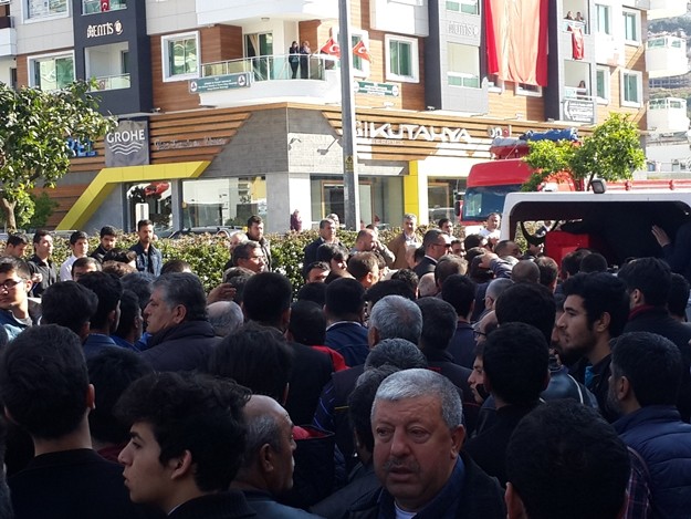 Alanyalı kahraman Özel Harekat Polisi Coşkun Nazilli, son yolculuğuna uğurlanıyor. Cenaze namazı kılınan Nazilli’nin naaşı, Garnizon Şehitliği’ne getirildi

Antalya İl Müftüsü Osman Artan tarafından kıldırılan cenaze namazının ardından Alanyalı kahraman Özel Harekat Polisi Coşkun Nazilli’nin naaşı Alanya Garnizon Şehitliği’ne getirildi. Kalabalık eşliğinde şehitliğe gelen cenaze aracından indirilen şehidin naaşı, omuzlara alındı. Cenaze törenine Antalya Valisi Muammer Türker, Türker’in eşlik ettiği baba Durmuş Nazilli, eşi Ayşegül Nazilli, Çocukları Göktürk ve Gökçe Nazilli, AK Parti Antalya Milletvekili Sena Nur Çelik, Alanya Kaymakamı Hasan Tanrıseven, Antalya Büyükşehir Belediye Başkanı Menderes Türel, Alanya Belediye Başkanı Adem Murat Yücel, AK Parti Antalya İl Başkanı Rıza Sümer, AK Parti Alanya İlçe Teşkilatı Başkanı Mustafa Berberoğlu ve çok sayıda vatandaş katıldı. Öte yandan şehit Coşkun Nazilli’nin Mardin’den gelen silah arkadaşları da şehitlikte.