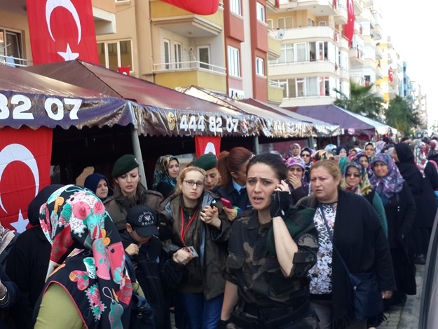 Alanyalı kahraman Özel Harekat Polisi Coşkun Nazilli, son yolculuğuna uğurlanıyor. Cenaze namazı kılınan Nazilli’nin naaşı, Garnizon Şehitliği’ne getirildi

Antalya İl Müftüsü Osman Artan tarafından kıldırılan cenaze namazının ardından Alanyalı kahraman Özel Harekat Polisi Coşkun Nazilli’nin naaşı Alanya Garnizon Şehitliği’ne getirildi. Kalabalık eşliğinde şehitliğe gelen cenaze aracından indirilen şehidin naaşı, omuzlara alındı. Cenaze törenine Antalya Valisi Muammer Türker, Türker’in eşlik ettiği baba Durmuş Nazilli, eşi Ayşegül Nazilli, Çocukları Göktürk ve Gökçe Nazilli, AK Parti Antalya Milletvekili Sena Nur Çelik, Alanya Kaymakamı Hasan Tanrıseven, Antalya Büyükşehir Belediye Başkanı Menderes Türel, Alanya Belediye Başkanı Adem Murat Yücel, AK Parti Antalya İl Başkanı Rıza Sümer, AK Parti Alanya İlçe Teşkilatı Başkanı Mustafa Berberoğlu ve çok sayıda vatandaş katıldı. Öte yandan şehit Coşkun Nazilli’nin Mardin’den gelen silah arkadaşları da şehitlikte.