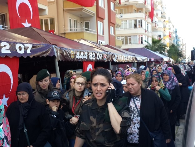 Alanyalı kahraman Özel Harekat Polisi Coşkun Nazilli, son yolculuğuna uğurlanıyor. Cenaze namazı kılınan Nazilli’nin naaşı, Garnizon Şehitliği’ne getirildi

Antalya İl Müftüsü Osman Artan tarafından kıldırılan cenaze namazının ardından Alanyalı kahraman Özel Harekat Polisi Coşkun Nazilli’nin naaşı Alanya Garnizon Şehitliği’ne getirildi. Kalabalık eşliğinde şehitliğe gelen cenaze aracından indirilen şehidin naaşı, omuzlara alındı. Cenaze törenine Antalya Valisi Muammer Türker, Türker’in eşlik ettiği baba Durmuş Nazilli, eşi Ayşegül Nazilli, Çocukları Göktürk ve Gökçe Nazilli, AK Parti Antalya Milletvekili Sena Nur Çelik, Alanya Kaymakamı Hasan Tanrıseven, Antalya Büyükşehir Belediye Başkanı Menderes Türel, Alanya Belediye Başkanı Adem Murat Yücel, AK Parti Antalya İl Başkanı Rıza Sümer, AK Parti Alanya İlçe Teşkilatı Başkanı Mustafa Berberoğlu ve çok sayıda vatandaş katıldı. Öte yandan şehit Coşkun Nazilli’nin Mardin’den gelen silah arkadaşları da şehitlikte.