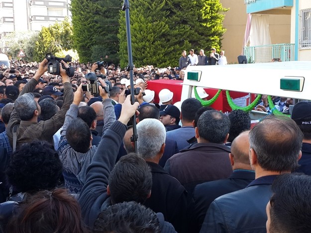 Alanyalı kahraman Özel Harekat Polisi Coşkun Nazilli, son yolculuğuna uğurlanıyor. Cenaze namazı kılınan Nazilli’nin naaşı, Garnizon Şehitliği’ne getirildi

Antalya İl Müftüsü Osman Artan tarafından kıldırılan cenaze namazının ardından Alanyalı kahraman Özel Harekat Polisi Coşkun Nazilli’nin naaşı Alanya Garnizon Şehitliği’ne getirildi. Kalabalık eşliğinde şehitliğe gelen cenaze aracından indirilen şehidin naaşı, omuzlara alındı. Cenaze törenine Antalya Valisi Muammer Türker, Türker’in eşlik ettiği baba Durmuş Nazilli, eşi Ayşegül Nazilli, Çocukları Göktürk ve Gökçe Nazilli, AK Parti Antalya Milletvekili Sena Nur Çelik, Alanya Kaymakamı Hasan Tanrıseven, Antalya Büyükşehir Belediye Başkanı Menderes Türel, Alanya Belediye Başkanı Adem Murat Yücel, AK Parti Antalya İl Başkanı Rıza Sümer, AK Parti Alanya İlçe Teşkilatı Başkanı Mustafa Berberoğlu ve çok sayıda vatandaş katıldı. Öte yandan şehit Coşkun Nazilli’nin Mardin’den gelen silah arkadaşları da şehitlikte.