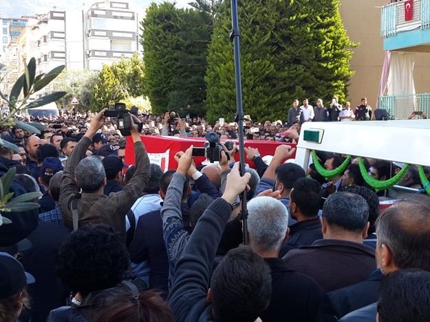 Alanyalı kahraman Özel Harekat Polisi Coşkun Nazilli, son yolculuğuna uğurlanıyor. Cenaze namazı kılınan Nazilli’nin naaşı, Garnizon Şehitliği’ne getirildi

Antalya İl Müftüsü Osman Artan tarafından kıldırılan cenaze namazının ardından Alanyalı kahraman Özel Harekat Polisi Coşkun Nazilli’nin naaşı Alanya Garnizon Şehitliği’ne getirildi. Kalabalık eşliğinde şehitliğe gelen cenaze aracından indirilen şehidin naaşı, omuzlara alındı. Cenaze törenine Antalya Valisi Muammer Türker, Türker’in eşlik ettiği baba Durmuş Nazilli, eşi Ayşegül Nazilli, Çocukları Göktürk ve Gökçe Nazilli, AK Parti Antalya Milletvekili Sena Nur Çelik, Alanya Kaymakamı Hasan Tanrıseven, Antalya Büyükşehir Belediye Başkanı Menderes Türel, Alanya Belediye Başkanı Adem Murat Yücel, AK Parti Antalya İl Başkanı Rıza Sümer, AK Parti Alanya İlçe Teşkilatı Başkanı Mustafa Berberoğlu ve çok sayıda vatandaş katıldı. Öte yandan şehit Coşkun Nazilli’nin Mardin’den gelen silah arkadaşları da şehitlikte.