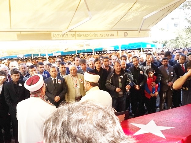 Alanyalı kahraman Özel Harekat Polisi Coşkun Nazilli, son yolculuğuna uğurlanıyor. Cenaze namazı kılınan Nazilli’nin naaşı, Garnizon Şehitliği’ne getirildi

Antalya İl Müftüsü Osman Artan tarafından kıldırılan cenaze namazının ardından Alanyalı kahraman Özel Harekat Polisi Coşkun Nazilli’nin naaşı Alanya Garnizon Şehitliği’ne getirildi. Kalabalık eşliğinde şehitliğe gelen cenaze aracından indirilen şehidin naaşı, omuzlara alındı. Cenaze törenine Antalya Valisi Muammer Türker, Türker’in eşlik ettiği baba Durmuş Nazilli, eşi Ayşegül Nazilli, Çocukları Göktürk ve Gökçe Nazilli, AK Parti Antalya Milletvekili Sena Nur Çelik, Alanya Kaymakamı Hasan Tanrıseven, Antalya Büyükşehir Belediye Başkanı Menderes Türel, Alanya Belediye Başkanı Adem Murat Yücel, AK Parti Antalya İl Başkanı Rıza Sümer, AK Parti Alanya İlçe Teşkilatı Başkanı Mustafa Berberoğlu ve çok sayıda vatandaş katıldı. Öte yandan şehit Coşkun Nazilli’nin Mardin’den gelen silah arkadaşları da şehitlikte.
