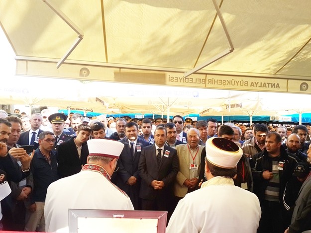 Alanyalı kahraman Özel Harekat Polisi Coşkun Nazilli, son yolculuğuna uğurlanıyor. Cenaze namazı kılınan Nazilli’nin naaşı, Garnizon Şehitliği’ne getirildi

Antalya İl Müftüsü Osman Artan tarafından kıldırılan cenaze namazının ardından Alanyalı kahraman Özel Harekat Polisi Coşkun Nazilli’nin naaşı Alanya Garnizon Şehitliği’ne getirildi. Kalabalık eşliğinde şehitliğe gelen cenaze aracından indirilen şehidin naaşı, omuzlara alındı. Cenaze törenine Antalya Valisi Muammer Türker, Türker’in eşlik ettiği baba Durmuş Nazilli, eşi Ayşegül Nazilli, Çocukları Göktürk ve Gökçe Nazilli, AK Parti Antalya Milletvekili Sena Nur Çelik, Alanya Kaymakamı Hasan Tanrıseven, Antalya Büyükşehir Belediye Başkanı Menderes Türel, Alanya Belediye Başkanı Adem Murat Yücel, AK Parti Antalya İl Başkanı Rıza Sümer, AK Parti Alanya İlçe Teşkilatı Başkanı Mustafa Berberoğlu ve çok sayıda vatandaş katıldı. Öte yandan şehit Coşkun Nazilli’nin Mardin’den gelen silah arkadaşları da şehitlikte.