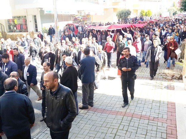 Alanyalı kahraman Özel Harekat Polisi Coşkun Nazilli, son yolculuğuna uğurlanıyor. Cenaze namazı kılınan Nazilli’nin naaşı, Garnizon Şehitliği’ne getirildi

Antalya İl Müftüsü Osman Artan tarafından kıldırılan cenaze namazının ardından Alanyalı kahraman Özel Harekat Polisi Coşkun Nazilli’nin naaşı Alanya Garnizon Şehitliği’ne getirildi. Kalabalık eşliğinde şehitliğe gelen cenaze aracından indirilen şehidin naaşı, omuzlara alındı. Cenaze törenine Antalya Valisi Muammer Türker, Türker’in eşlik ettiği baba Durmuş Nazilli, eşi Ayşegül Nazilli, Çocukları Göktürk ve Gökçe Nazilli, AK Parti Antalya Milletvekili Sena Nur Çelik, Alanya Kaymakamı Hasan Tanrıseven, Antalya Büyükşehir Belediye Başkanı Menderes Türel, Alanya Belediye Başkanı Adem Murat Yücel, AK Parti Antalya İl Başkanı Rıza Sümer, AK Parti Alanya İlçe Teşkilatı Başkanı Mustafa Berberoğlu ve çok sayıda vatandaş katıldı. Öte yandan şehit Coşkun Nazilli’nin Mardin’den gelen silah arkadaşları da şehitlikte.