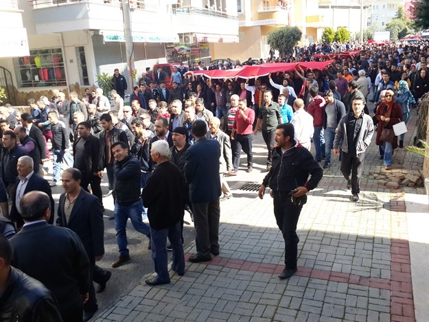 Alanyalı kahraman Özel Harekat Polisi Coşkun Nazilli, son yolculuğuna uğurlanıyor. Cenaze namazı kılınan Nazilli’nin naaşı, Garnizon Şehitliği’ne getirildi

Antalya İl Müftüsü Osman Artan tarafından kıldırılan cenaze namazının ardından Alanyalı kahraman Özel Harekat Polisi Coşkun Nazilli’nin naaşı Alanya Garnizon Şehitliği’ne getirildi. Kalabalık eşliğinde şehitliğe gelen cenaze aracından indirilen şehidin naaşı, omuzlara alındı. Cenaze törenine Antalya Valisi Muammer Türker, Türker’in eşlik ettiği baba Durmuş Nazilli, eşi Ayşegül Nazilli, Çocukları Göktürk ve Gökçe Nazilli, AK Parti Antalya Milletvekili Sena Nur Çelik, Alanya Kaymakamı Hasan Tanrıseven, Antalya Büyükşehir Belediye Başkanı Menderes Türel, Alanya Belediye Başkanı Adem Murat Yücel, AK Parti Antalya İl Başkanı Rıza Sümer, AK Parti Alanya İlçe Teşkilatı Başkanı Mustafa Berberoğlu ve çok sayıda vatandaş katıldı. Öte yandan şehit Coşkun Nazilli’nin Mardin’den gelen silah arkadaşları da şehitlikte.