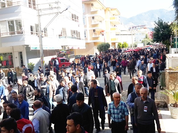 Alanyalı kahraman Özel Harekat Polisi Coşkun Nazilli, son yolculuğuna uğurlanıyor. Cenaze namazı kılınan Nazilli’nin naaşı, Garnizon Şehitliği’ne getirildi

Antalya İl Müftüsü Osman Artan tarafından kıldırılan cenaze namazının ardından Alanyalı kahraman Özel Harekat Polisi Coşkun Nazilli’nin naaşı Alanya Garnizon Şehitliği’ne getirildi. Kalabalık eşliğinde şehitliğe gelen cenaze aracından indirilen şehidin naaşı, omuzlara alındı. Cenaze törenine Antalya Valisi Muammer Türker, Türker’in eşlik ettiği baba Durmuş Nazilli, eşi Ayşegül Nazilli, Çocukları Göktürk ve Gökçe Nazilli, AK Parti Antalya Milletvekili Sena Nur Çelik, Alanya Kaymakamı Hasan Tanrıseven, Antalya Büyükşehir Belediye Başkanı Menderes Türel, Alanya Belediye Başkanı Adem Murat Yücel, AK Parti Antalya İl Başkanı Rıza Sümer, AK Parti Alanya İlçe Teşkilatı Başkanı Mustafa Berberoğlu ve çok sayıda vatandaş katıldı. Öte yandan şehit Coşkun Nazilli’nin Mardin’den gelen silah arkadaşları da şehitlikte.