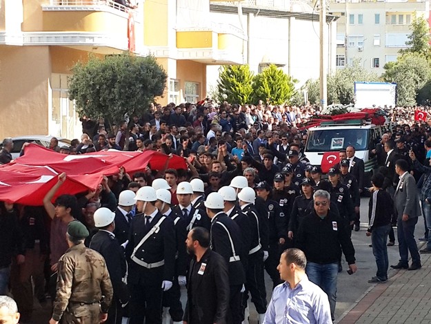 Alanyalı kahraman Özel Harekat Polisi Coşkun Nazilli, son yolculuğuna uğurlanıyor. Cenaze namazı kılınan Nazilli’nin naaşı, Garnizon Şehitliği’ne getirildi

Antalya İl Müftüsü Osman Artan tarafından kıldırılan cenaze namazının ardından Alanyalı kahraman Özel Harekat Polisi Coşkun Nazilli’nin naaşı Alanya Garnizon Şehitliği’ne getirildi. Kalabalık eşliğinde şehitliğe gelen cenaze aracından indirilen şehidin naaşı, omuzlara alındı. Cenaze törenine Antalya Valisi Muammer Türker, Türker’in eşlik ettiği baba Durmuş Nazilli, eşi Ayşegül Nazilli, Çocukları Göktürk ve Gökçe Nazilli, AK Parti Antalya Milletvekili Sena Nur Çelik, Alanya Kaymakamı Hasan Tanrıseven, Antalya Büyükşehir Belediye Başkanı Menderes Türel, Alanya Belediye Başkanı Adem Murat Yücel, AK Parti Antalya İl Başkanı Rıza Sümer, AK Parti Alanya İlçe Teşkilatı Başkanı Mustafa Berberoğlu ve çok sayıda vatandaş katıldı. Öte yandan şehit Coşkun Nazilli’nin Mardin’den gelen silah arkadaşları da şehitlikte.