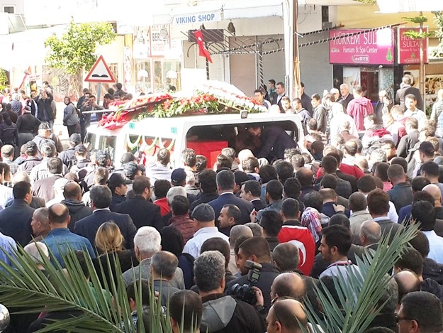 Alanyalı kahraman Özel Harekat Polisi Coşkun Nazilli, son yolculuğuna uğurlanıyor. Cenaze namazı kılınan Nazilli’nin naaşı, Garnizon Şehitliği’ne getirildi

Antalya İl Müftüsü Osman Artan tarafından kıldırılan cenaze namazının ardından Alanyalı kahraman Özel Harekat Polisi Coşkun Nazilli’nin naaşı Alanya Garnizon Şehitliği’ne getirildi. Kalabalık eşliğinde şehitliğe gelen cenaze aracından indirilen şehidin naaşı, omuzlara alındı. Cenaze törenine Antalya Valisi Muammer Türker, Türker’in eşlik ettiği baba Durmuş Nazilli, eşi Ayşegül Nazilli, Çocukları Göktürk ve Gökçe Nazilli, AK Parti Antalya Milletvekili Sena Nur Çelik, Alanya Kaymakamı Hasan Tanrıseven, Antalya Büyükşehir Belediye Başkanı Menderes Türel, Alanya Belediye Başkanı Adem Murat Yücel, AK Parti Antalya İl Başkanı Rıza Sümer, AK Parti Alanya İlçe Teşkilatı Başkanı Mustafa Berberoğlu ve çok sayıda vatandaş katıldı. Öte yandan şehit Coşkun Nazilli’nin Mardin’den gelen silah arkadaşları da şehitlikte.