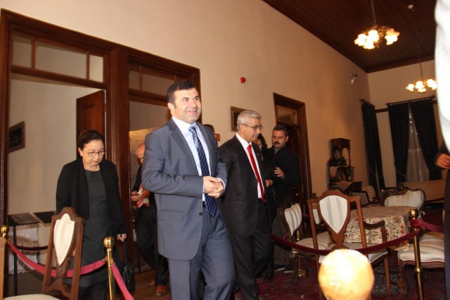 Atatürk'ün Alanya'ya gelişinin 81. yıldönümü törenlerle kutlandı. Törende bir konuşma yapan Alanya Kaymakamı Dr. Hasan Tanrıseven, ''Atatürk'ün gösterdiği doğrultuda önder ülke olmak için var gücümüzle çalışacağız'' dedi.

Atatürk’ün Alanya’ya gelişinin 81. yıldönümü kutlama programı, İskele'deki Atatürk Anıtı'na çelenk sunumu ve İstiklal Marşı'nın okunmasıyla başladı. Alanya Kaymakamı Dr. Hasan Tanrıseven, kutlama programında katılımcı öğrencilere, öğretmenlere ve protokol üyelerine yaptığı konuşmasında Cumhuriyetin Kurucusu Ulu Önder Mustafa Kemal Atatürk’ün 81 yıl önce Alanya'ya geldiğini belirterek Atatürk ve silah arkadaşlarını, vatan için şahadet mertebesine erişenleri şükranla andığını ifade etti.

KAYMAKAM TANRISEVEN ''TÜRK TURİZMİNİN YILDIZI OLAN ALANYA'MIZI DAHA DA ÇOK PARLATMAK ÇALIŞMALARIMIZI SÜRDÜRECEĞİZ''

Alanya Kaymakamı Dr. Hasan Tanrıseven konuşmasının devamında şunları kaydetti: '' Bugün Cumhuriyetimizin kurucusu Ulu Önder Atatürk'ün Alanya'ya gelişinin 81. yıldönümünü kutluyoruz. Ulu Önder Atatürk'ün bizlere gösterdiği yol doğrultusunda çalışmalarımızı sürdüreceğiz. Sevgili gençler; Atatürk'ün bizlere gösterdiği muasır medeniyet seviyesine ulaşmak için daha çok çalışacağız. Bu çalışmaları elbirliği ile yapacağız ki bu coğrafyada, Türkiye Cumhuriyeti en güçlü ve önder ülke olmaya devam edecektir. Geçmişe baktığımız zaman Türkiye'nin, Antalya'nın ve Alanya'mızın çok daha iyi yerlere geldiğini görüyorum. Ama bununla yetinmeyeceğiz ve önder ülke olmak için var gücümüzle çalışmalarımızı sürdüreceğiz. Olaylardan, bir takım aksaklıklardan asla yılmayacağız. 	Dünkü terör saldırısında olduğu gibi bu gibi olaylar bizim geleceğe endişe ile bakmamıza değil aksine daha çok bilenmemize ülkemizi sevmemize ve birbirimize kenetlenmemize vesile olacaktır. Ankara'daki saldırıda hayatlarını kaybeden Türk Silahlı Kuvvetleri Mensuplarına ve vatandaşlarımıza Allah'tan rahmet diliyorum. İnşallah el birliği ile çalışmalarımızı sürdürerek ülkemizi iyi bir yerlere getirme gayreti içerisinde olacağız. Türk turizminin yıldızı olan Alanya'mızı daha da çok parlatmak için Atatürk'ün gösterdiği doğrultuda çalışmalarımızı sürdüreceğiz.''

Alanya Belediye Başkan Vekili Mehmet Kula yaptığı konuşmada, Ankara’da dün gerçekleşen Terör saldırısını kınayarak sözlerine başladı. Belediye Başkan Vekili Kula, medeniyetlere ev sahipliği yapmış olan Alanya’yı 18 Şubat 1935’te ziyaret eden Ulu Önder Atatürk’ü büyük bir özlemle andıklarını belirterek birlik ve beraberlik içinde olunması gerektiğini söyledi.

Hasan Çolak Anadolu Lisesi Tarih öğretmeni Raşit Fehmi Raşitoğlu’nun günün anlam ve önemini belirten konuşmasının ardından Atatürk’ün Alanya’ya gelişi ile ilgili şiirleri; Hayate Hanım Ortaokulu ve Fevzi Alaettinoğlu Anadolu Lisesi öğrencileri tarafından okundu. Protokol, misafir ve öğrencilerin Atatürk Evi’ni gezmesiyle devam eden kutlama programı, saat 10.30'da da Atatürk’ün Alanya’ya gelişi ile ilgili kros yarışmasının ve Türkiye Atletizm Federasyonunun programında yer alan Atletizmi Geliştirme Yarışmasının düzenlenmesi ile son buldu.