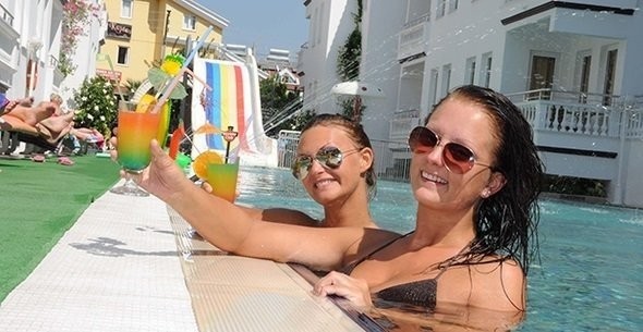 2- Almanya

Almanya'dan gelen turist sayısı geçen yıla göre azalsa da Türkiye'ye en çok turist gönderen ülkeler sıralamasında kendisine ikinci sırada yer buldu. Türkiye'nin kaynak pazarları arasında çok büyük öneme sahip olan Almanya'dan gelen turist sayısı 2016'da 3.8 milyon olarak gerçekleşmişti. 2017'de ise Türkiye'ye Almanya'dan 3.5 milyon turist geldi. Almanya'dan gelen turist saysındaki düşüş geçen yıla göre yüzde 7 seviyelerinde oldu.