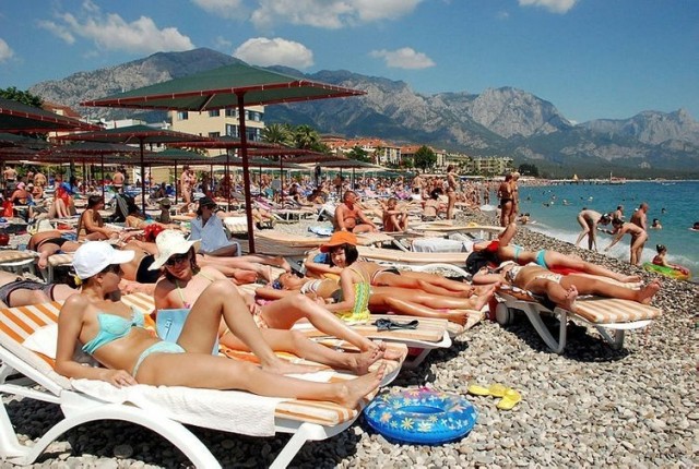 1- Rusya

Listenin tepesinde ise Rus turistler yer aldı. Rusya'da başlayan ekonomik krizle birlikte yurtdışında tatil yapan Rus turist sayısı bir miktar azalmıştı. Türkiye'de bu krizden etkilenen ülkeler arasında yer almıştı. Arkasından Rusya ile yaşanan uçak krizi iki ülke arasındaki ilişkilerin gerilmesine neden olmuştu. Bu gerilim sebebiyle Rusya'dan Türkiye'ye gelen turist sayısı 2016'da 866 bine kadar gerilemişti. Ancak 2017'de tarihi bir geri dönüşe imza atıldı. Rusya'dan 2017'de gelen turist sayısı 4.7 milyona ulaştı. Rusya'dan yaşanan yükseliş ise geçen yıl çok az gelen Rus turist sayısı sebebiyle yüzde 444 olarak gerçekleşti.