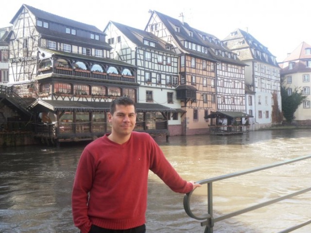 Aslen Konya Dedem'li olan, Hamburg'da doğup Alanya'da büyüyen Özel Harekatçı Coşkun Nazilli şehit oldu ve ardında bir çok güzel anı bıraktı.


Nusaybin'de çatışmalar sırasında, patlama anında ağır yaralanan ve kaldırıldığı hastanede şehit olan Özel Harekatçı Coşkun Nazilli, Nusaybin'e dilekçe vererek gönüllü olarak gitmişti. Bugün sabah saatlerinde şehit haberini alan Alanya Kadıpaşa Mahallesi'nde yaşayan aile fertler duyduklarına inanamadılar ve fenalık geçirdiler. 

Liseyi Alanya Lisesi'nde okuyan Coşkun Nazilli, o yıllarda bol kahkaha atan, neşeli biri olarak biliniyordu. Arkadaşlarının o yıllarda dediğine göre; aktif olarak spor ile ilgilenen ve sigara, alkol bağımlılığı asla olmayan bir kişiydi.

Coşkun Nazilli'nin 1 küçük bir oğlu ve kızı vardı.  Göktürk Nazilli ve Gökçe Nazilli... Babalarına son mektubunda 'seni çok seviyoruz baba, seni çok özledik' oldu.

Alanya'ya Şehit Abdullah Ümit Sercan'ı elleriyle getirmişti. Üzüntüsünün tarifi yoktu.

Ve Coşkun Nazilli, 1991 yılında Alanya'nın ilk triatleti olarak Avrupalı sporculara kök söktürmüştü.