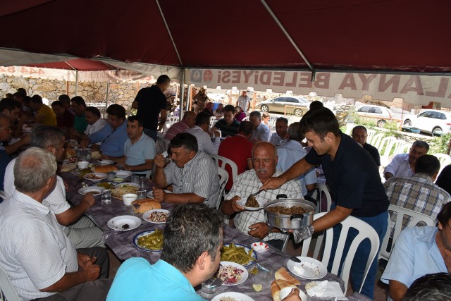Cikcilli eski belediye Başkanı ve Alanya Belediye Meclis Üyesi Kerim Ertekin, hafta sonu Kaplananı Yaylası'nda bulunan evinde Alanya Belediye Başkanı Adem Murat Yücel'e ve MHP İlçe Teşkilatına yemek verdi.