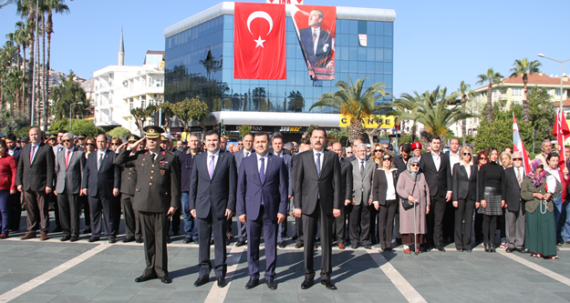 18 Mart Şehitleri Anma Günü ve Çanakkale Deniz Zaferi’nin 101. Yıl dönümü nedeniyle Alanya’da çeşitli etkinlikler düzenlendi. 

ATATÜRK ANITINA ÇELENK BIRAKILDI

Tüm yurtta olduğu gibi Alanya’da da 18 Mart Şehitleri Anma Günü ve Çanakkale Deniz Zaferi'nin 101. yıl dönümü dolayısıyla çeşitli etkinlikler düzenlendi. Hükümet Meydanı'ndaki Atatürk Anıtı'na çelenklerin sunulmasıyla başlayan törene Alanya Kaymakamı Hasan Tanrıseven, Alanya Belediye Başkanı Adem Murat Yücel, Alanya Garnizon Komutanı Binbaşı Fatih Hati, Alanya Cumhuriyet Başsavcısı Musa Taşkın,  siyasi parti ve dernek temsilcileri, kurum amirleri, gaziler, şehit yakınları, öğrenciler ve vatandaşlar katıldı. Törende önce kaymakamlık, garnizon komutanlığı ve belediye başkanlığı çelenkleri sunuldu. Sonra saygı duruşunda bulunularak İstiklal Marşı okunmasıyla meydandaki tören sona erdi. 

ÖĞRENCİLERDEN ORATORYO GÖSTERİSİ

Çanakkale Zaferi’nin 101. Yıl Dönümü ve 18 Mart Şehitleri Anma Günü etkinlikleri, Alanya Kültür Merkezi’nde düzenlenen program ile devam etti.
Protokol üyeleri ve katılımcılar, Alanya Kültür Merkezi A Salonuna gerçekleştirilen ve Milli Eğitim Müdürlüğü tarafından koordine edilen Çanakkale Zaferi Programı’nı izledi. Programın açılış konuşmasını Şehit Abdullah Ümit Sercan Anadolu Lisesi Müdürü Mevlüt Uysal yaptı. Günün anlam ve önemini belirten konuşmayı yapan Şehit Abdullah Ümit Sercan Anadolu Lisesi Tarih öğretmeni Şükrü Cihan Ercin’in ardından, Şehit Abdullah Ümit Sercan Anadolu Lisesi Kültür Edebiyat Kulübü öğrencileri, “Çanakkale Geçilmez – Çanakkale’den Ankara’ya” adlı Oratoryo gösterisi sergilediler.

ALANYA GARNİZON ŞEHİTLİĞİ ZİYARET EDİLDİ

Alanya Kültür Merkezi A Salonunda düzenlenen törenin ardından, Alanya Belediye Başkanı Adem Murat Yücel, protokol üyeleri ve şehit yakınları ile birlikte Alanya Şehitliği’ni ziyaret etti. Alanya Kaymakamı Hasan Tanrıseven, Alanya Belediye Başkanı Adem Murat Yücel, Alanya Garnizon Komutanı Binbaşı Fatih Hati şehitlik özel defterini imzaladı. Ardından Alanya Kaymakamı Hasan Tanrıseven ve Alanya Belediye Başkanı Adem Murat Yücel şehit mezarlarına el çelengi bıraktı. Şehit mezarları ziyaret edildikten sonra İlçe Müftülük görevlileri tarafından şehitlerimizin ruhuna dualar okundu.

BAŞKAN YÜCEL, ÖĞRETMENEVİ’NDE ŞEHİT AİLELERİ VE GAZİLER ONURUNA YEMEK DÜZENLEDİ

Alanya Belediye Başkanı Adem Murat Yücel, şehit aileleri ve yakınlarını ile gazileri, Alanya Öğretmenler evinde ağırladı. Alanya’da 18 Mart Şehitleri Anma Günü’nde şehit ailelerini ve gazileri yalnız bırakmayan Adem Murat Yücel Öğretmenler Evi’nde şehit ailelerine ve yakınlarına yemek verdi. Yemeğe Alanya Kaymakamı Hasan Tanrıseven, Alanya Belediye Başkanı Adem Murat Yücel, Alanya Garnizon Komutanı Binbaşı Fatih Hati, gaziler, şehit aileleri ve yakınları katıldı. Yemeğin ardından şehitlerimizin ruhuna dua okundu.