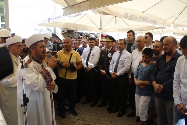 Dün akşam saatlerinde Alanya'ya ulaşan şehidin cenazesi morga kaldırıldı. Şehit Aksoy'un cenazesi bugün saat 10:00 da Emine Özmüftüoğlu Camisine getirildi. Cenaze namazına şehidin eşi Aysun Aksoy, oğulları Mehmet ve Cengiz ile , Alanyalı eski Dışişleri Bakanı Mevlüt Çavuşoğlu, AKP Antalya Milletvekilleri Sena Nur Çelik, Mustafa Köse, MHP Antalya Milletvekili Ahmet Selim Yurdakul, Antalya Valisi Muammer Türker, Alanya Kaymakamı Dr. Hasan Tanrıseven, Antalya Emniyet Müdürü Cemil Tonbul, Alanya İlçe Emniyet Müdürü Mehmet Ömür Saka, Alanya Belediye Başkanı Adem Murat Yücel, Alanya Garnizon Komutanı Serkan Akbaba, Alanya İlçe Jandarma Komutanı Binbaşı Nail Tavlı, Antalya İl Müftüsü Osman Artan, siyasi partilerin il başkanları, sivil toplum ve derneklerin başkanları ile şehidin görev arkadaşları ve yaklaşık 2 bin 500 kişi katıldı.