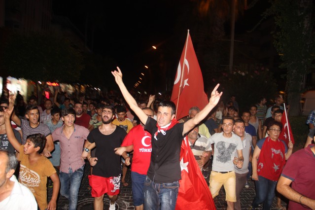 Yaklaşık bin 500 kişinin toplandığı meydanda bir süre terör örgütü PKK aleyhinde slogan atan grup, Atatürk Caddesi üzerinde yürüyüşe geçti.