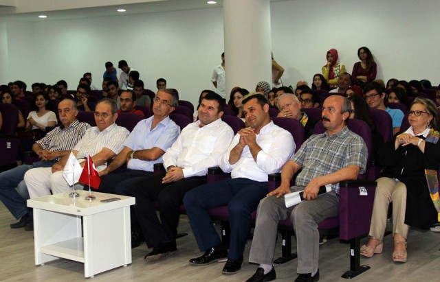 Yalnız Türkiye’de bilinen değil aynı zamanda Avrupa’da da bilinen bir dünya kentinde öğrencisiniz. Bu kentte öğrenci olmanın ayrıcalık olduğunu düşünüyorum. Sizlerin daha iyi şartlarda eğitim yapmanız için çalışacağız. Eğitim öğretim yılının hayırlı uğurlu olmasını diliyorum” dedi.