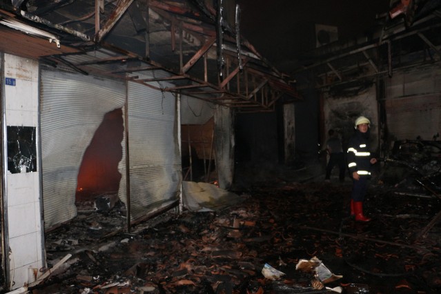 Alanya'da turistik çarşı merkezinde bu gece yarısı 01.00 sıralarında elektrik kontağından çıktığı tahmin edilen yangın işyerlerini kül etti.