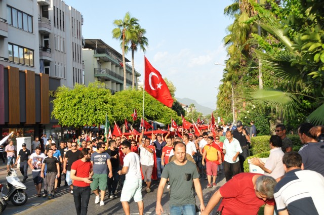 Adının 'Terörü Lanetleme Yürüyüşü' olduğu açıklanan etkinlik kapsamında grubun ilk adresi HDP Alanya İlçe Örgütü'nün bulunduğu bina oldu.