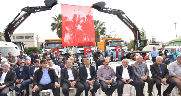 Alanya Belediyesi araç filosuna katılan 20 yeni iş makinesi ve araç, Dışişleri Bakanı Mevlüt Çavuşoğlu’nun da katımlıyla gerçekleştirilen dua töreni ile hizmete sunuldu.

Alanya Belediyesi birimlerin hizmet kapasitesini ileri seviyeye taşıyacak 20 adet yeni aracı dualar eşliğinde hizmete sundu. 

ALANYA BELEDİYESİ YENİ ARAÇLARLA HİZMET AĞINI GENİŞLETİYOR

Alanya Belediyesi Temizlik İşleri Müdürlüğü’nde organize edilen araç tanıtım toplantısına Dışişleri Bakanı Mevlüt Çavuşoğlu, Alanya Kaymakamı Dr. Hasan Tanrıseven, Alanya Belediye Başkanı Adem Murat Yücel, MHP İlçe Başkanı Hilmi Er, Ak Parti İlçe Başkanı Mustafa Berberoğlu, protokol üyeleri, Başkan yardımcıları, belediye meclis üyeleri, muhtarlar ve vatandaşlar katıldı.

YÜCEL: “103. ARACIMIZ HAYIRLI UĞURLU OLSUN”

Alanya Belediyesi bünyesine yeni katılan 20 aracın daha tanıtım toplantısında ilk sözü alan Alanya Belediye Başkanı Adem Murat Yücel, halka daha iyi hizmet için yeni araçlarla daha da büyüdüklerini söyledi. Başkan Yücel; “Bugün itibariyle Alanya Belediyesi’ne kazandırdığımız 103. İş makinesi ve aracımız. Halkımıza daha iyi daha sağlıklı hizmeti, yerinde ve zamanında verebilmek için güçlü araç ekipmanımıza yenilerini ekleyerek daha da güçleniyoruz. Araçlarımızın halkımıza hayırlı ve uğurlu olmasını temenni ediyorum. Sayın Bakanımız Mevlüt Çavuşoğlu’na da davetiyemizi kırmayarak duamıza iştirak ettiği için ayrıca teşekkür ediyorum” dedi.

BAKAN ÇAVUŞOĞLU: “BAŞKANIMIZ ALANYA’YA HİZMET ETMEK İÇİN ÇALIŞIYOR”

Dış İşleri Bakanı Mevlüt Çavuşoğlu da konuşmasında yapılan hizmetlere teşekkür ederek birlikteliğe vurgu yaptı. Bakan Çavuşoğlu; “Belediye Başkanımız Adem Murat Yücel ve ekibi, gördüğünüz gibi Alanya’mızın bütün güzide bölgelerine hizmet etmek için çaba sarf ediyorlar. Turizm sezonunda bazı sıkıntılar var. Bu nedenle Alanya’mızı daha iyi tanıtmamız lazım. Bu konuda da gerek Belediye Başkanı olarak gerek ALTAV Başkanı olarak Adem Murat Yücel, bu konuda gayretler gösteriyor.” dedi.

ÇAVUŞOĞLU: “BELEDİYE BAŞKANIMIZLA AĞABEY KARDEŞ GİBİYİZ”

Dış İşleri Bakanı Mevlüt Çavuşoğlu, önemli olanın birlikte hizmet edebilmek olduğunu vurgularken şunları kaydetti; “İşte bugün belediyemize kazandırılan yeni makine ve araçların duasını yapıyoruz. Toplamda 103 aracımız olmuş. Hizmetin partisi ve ideolojisi olmaz. Kim bu memlekete en ufak bir hizmet ettiyse Allah ondan razı olsun. Alanya Belediye Başkanımız Adem Murat Yücel ile çok iyi bir uyumumuz var. Ağabey kardeş gibiyiz. Mevkii makam gelip geçicidir. Önemli olan dostluğun kardeşliğin devam etmesi ve birlikte hizmet yapabilmektir. Bugün görüyorum ki bu anlamlı törene çok sayıda hemşerimiz katılmış. Demek ki vatandaşlarımız Belediyemizin kapasitesinin artmasından memnun ve mutluluk duyuyor” 
Alanya Belediyesi’nin bünyesine kazandırılan yeni araçların duasını Alanya Müftüsü Mustafa Topal yaparken açılış kurdelesini Dış İşleri Bakanı Mevlüt Çavuğlu, Alanya Belediye Başkanı Adem Murat Yücel ve Alanya Kaymakamı Dr. Hasan Tanrıseven, protokol üyeleri ile birlikte  kesti. Açılışın ardından Dış işleri Bakanı Mevlüt Çavuşoğlu ve Alanya Belediye Başkanı Adem Murat Yücel, araçları birlikte inceledi. 

Araç filosuna eklenen araçlar şöyle: 2 adet çöp taksinin yanı sıra, 2 adet otobüs, 1 adet su tankeri, 1 adet sepetli kamyonet, 3 adet 15 tonluk damperli kamyon, 1 adet 3,5 tonluk damperli kamyon, 3 adet iş makinesi, 5 adet otomobil ve 2 adet motosiklet.