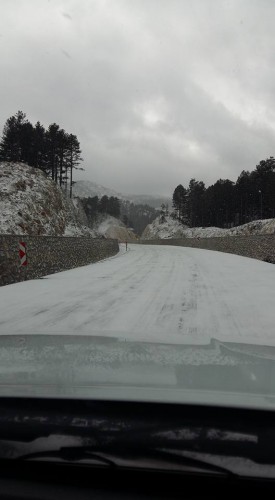 Alanya'nın yaylarında hava sıcaklığı -14 dereceyi buldu

Şehir merkezinde de hissedilir derece düşen sıcaklık, kar yağışından kaynaklanan yayların yollarını da etkilemiş durumda. -14 dereceyi bulan soğukluk yaylalarda yolların buz tutmasına neden oluyor. Buz tutan yollar sebebiyle Kuş yuvası yolunda, yola hazırlıksız yakalananlar kazaya davetiye çıkarıyor. Yaylaya çıkacak olan sürücülerin önlemlerini alarak yola çıkmaları tavsiye ediliyor.