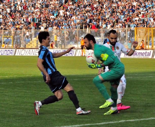 Alanyaspor 1-0 önde götürdüğü maçı son dakikada yediği golle berabere bitirdi, 2 puanı son dakikada kaybetti.

PTT 1. Lig'de oynanan 23. hafta karşılaşmasında Multigroup Alanyaspor deplasmanda Adana Demirspor ile 1-1 berabere kaldı. Yaklaşık 300 turuncu yeşilli taraftarın takımına destek verdiği karşılaşmada yönetim kurulu da kalabalık bir grupla stada gelerek takımı yalnız bırakmadı. 


STAT: 5 Ocak Fatih Terim

HAKEMLER: Tolga Özkalfa, Serkan Gençerler, İlker Takpak

ADANA DEMİRSPOR: Fevzi- Mahmut (Dk.80 Anıl), Attamah, Pote, Bezerra, Şenol, Burak, Onur, Hüseyin (Dk.61 Kenan), Gomes, İbrahim Moro (Dk.74 İbrahim Dağaşan)

MULTİGROUP ALANYASPOR: Haydar- Yasin, Ahmet, Sezer, Kerem Can, Timuçin (Dk.78 Galip), Deniz, Sinan (Dk.68 Efecan), Emre (Dk.87 Barış), Tayfur, Ayite

GOL: DK.58 Emre (Multigroup Alanyaspor)

SARI KARTLAR: Şenol, Onur, Gomes, İbrahim Dağaşan) (Adana Demirspor), Deniz, Efecan, Kerem Can (Multigroup Alanyaspor)


Karşılaşmanın 3. dakikasında sağ kanatta Sinan'dan aldığı topu Yasin ortaladı. Ayite'nin kafa vuruşunda top az farkla yandan auta gitti. 6. dakikada Sezer sol kanattan yerden ortaladı. Deniz topu kontrol ederek yerden kaleye vurdu ancak kaleci Fevzi gole izin vermedi. 8. dakikada Tiago'nun vuruşunda top üstten auta gitti. 35. dakikada ev sahibi takım soldan atağa çıktı. Burak topla birlikte ceza sahasına girdi. Bu oyuncunun çaprazdan sert şutu az farkla auta gitti. Karşılaşmanın ilk yarısı golsüz berabere tamamlandı. 

Maçın 58. dakikasında savunmanın arkasına sarkan Emre topu rakibinden kurtararak çapraz pozisyonda topu plaseyle filelere gönderdi: 0-1. 66. dakikada Sinan'a çok sert faul yapan Kenan kırmızı kartla oyundan atıldı. 76. dakikada turuncu yeşilli takım Ayite ile ani atağa çıktı. Savunmanın arkasına sarkan Ayite kaleciyi geçmek isterken açısını kaybetti. Bu oyuncunun vuruşunda top auta gitti. 86. dakikada Ayite'nin pasında rakip yarı alana hareketlenen Tayfur topu geriden gelen Galip'e çıkardı. Kaleciyle karşı karşıya kalan Galip'in vuruşunda top kaleci Fevzi'den döndü. 89. dakikada Anıl'ın ortasında İbrahim'in kafa vuruşu kaleci Haydar'dan döndü. Topu önünde bulan Pote yakın mesafeden fileleri havalandırdı. 90+1. dakikada Kerem Can soldan ortaladı, Tayfur kafa vurdu ancak top kaleci Fevzi de kaldı. 90+2. dakikada Adana Demirspor ceza alanında oluşan karambolde Attamah topu kafayla çizgiden çıkardı. Karşılaşma 1-1 berabere sona erdi.
