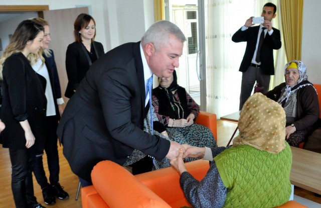 Alanya Ticaret ve Sanayi Odası Başkanı Mehmet Şahin, 8 Mart Dünya Kadınlar Günü etkinlikleri çerçevesinde, Alanya Huzurevi’ni ziyaret etti. Huzurevi sakinlerinin tek tek elini öpen Başkan Şahin, bayanlara şal, fular, ve karanfil; baylara da kravat hediye etti.

Ziyarette, ALTSO Yönetim Kurulu Üyesi Banu Okan Kavukçu ve TOBB Antalya Kadın Girişimciler Kurulu İcra Komitesi Başkan Yardımcısı Özlem Öz Kural da yer aldı. Kavukçu ve Kural da Başkan Şahin gibi huzurevi sakinleri ile birebir görüşmeler yaparak onlara moral verdiler, isteklerini dinlediler.

8 Mart Dünya Kadınlar Günü sebebiyle Alanya Huzurevi’ne bir ziyaret gerçekleştirdiklerini ifade eden Başkan Şahin, “Burada annelerimizi ve diğer tüm büyüklerimizi ziyaret ederek onlara moral vermek istedik. Hepimiz yaşlanacağız. Onlar da şu anda evlatlarından ayrılar ve gelen misafir kim olursa olsun dört gözle bekliyorlar. Burada Huzurevi Müdürümüz Esra Özarslan ve çalışanları sağ olsunlar bu ilgiye muhtaç büyüklerimize ellerinden geldiği kadar devletimizin şefkatini hissettiriyorlar. Gerçekten modern bir huzurevine sahip Alanya’mız. Bu gibi vesilelerle buradaki büyüklerimizi ziyaret ederek elimizden gelen desteği vermeye devam edeceğiz” dedi.

ÖZARSLAN’DAN ŞAHİN’E TEŞEKKÜR

Başkan Şahin’i kapıda karşılayan, Huzurevi Müdürü Esra Özarslan ise ALTSO Başkanı Mehmet Şahin’in her zaman desteğini gördüklerini söyledi. Başkan Şahin’le kısa bir görüşme gerçekleştiren Özarslan, ”Başkanımız Mehmet bey ile Banu ve Özlem hanıma nazik ziyaretlerinden dolayı çok teşekkür ederim. Huzurevi sakinlerimiz çok mutlu oldular. Sağ olsunlar ne zaman bizim yanımızdalar ve destek oluyorlar” dedi.