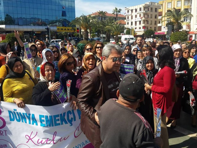 8 Mart Dünya Kadınlar Günü etkinlikleri kapsamında Atatürk Anıtı önünde yapılan kutlamalar sırasında iki erkek katılımcı "Biz de hak istiyoruz" diyerek bağırmaya başlayınca polis tarafında gözaltına alındılar.

Alanya Kent Konseyi'nin organizasyonluğunda Atatürk Anıtı önünde kutlama programı yapıldı. Her yıl olduğu gibi bu yıl da 'Kadına Şiddete 'Hayir' Bir Fırça da Sen At' temali etkinlik yapıldı. Daha sonra günün anlam ve önemine ilişkin konusmalar yapıldı. AKP İlçe Kadın Kolları Başkanı Şükran Çalık'ın konuşması esnasinda bazi tatsızlıklar da yaşandı. Çalık'ın "Kadınlar AKP ile daha özgür hale geldi, hakları arttı" ifadelerinin üzerine iki erkek vatandaş tepki gösterdi. Çalık'ın üzerine yürüyen vatandaşları polis güçlükle ayırdı. "Kadın hakları sizinle birlikte ayaklar altına alındı" diyen vatandaşlar alandan uzaklaştırıldı, ekipler tarafından uzaklaştırıldılar.