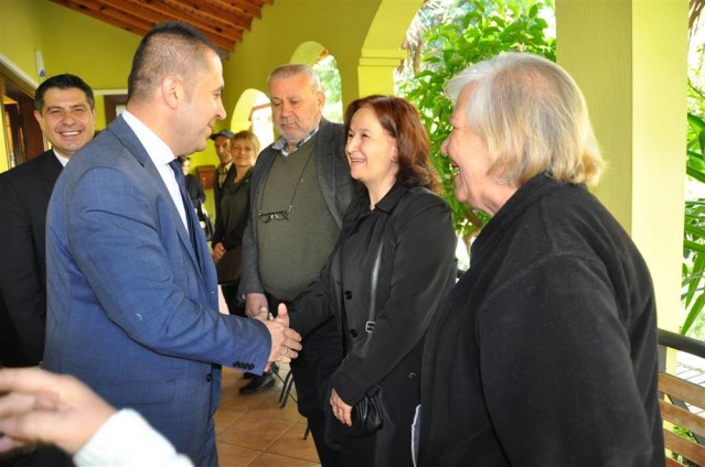 Alanya Belediyesi, Yaşlılar Haftası nedeniyle Tevfik Hoca Alanya Evi müdavimlerine kahvaltı düzenledi. Yaklaşık 60 vatandaşın katıldığı kahvaltıda konuşan Alanya Belediye Başkan Yardımcısı Nazmi Yüksel, “Belediyemiz, 365 gün sizlerin hizmetinde. ” dedi.

Alanya Belediyesi, Yaşlılar Haftası nedeniyle Tevfik Hoca Alanya Evi müdavimlerine kahvaltı düzenledi. Yaklaşık 60 vatandaşın katıldığı kahvaltıda konuşan Alanya Belediye Başkan Yardımcısı Nazmi Yüksel, “Belediyemiz, 365 gün sizlerin hizmetinde. ” dedi.

Ülkemizde 18-24 Mart tarihleri arasında kutlanan Yaşlılar Haftası bugün başladı. Hafta nedeniyle Alanya Belediyesi, Tevfik Hoca Alanya Evi müdavimi olan yaşlı vatandaşlar için bir kahvaltı programı düzenledi. Programa Başkan Yardımcısı Nazmi Yüksel’in yanı sıra Belediye Sosyal Yardım İşleri Müdürü Bilal Nurgül, Engelsiz Park ve Yaşam Merkezi Psikologu Esra Yemez, Tevfik Hoca Evi Hemşiresi Muazzez Kaya, Kadıpaşa Mahallesi Muhtarı Hasan Öner, basın mensupları ve Tevfik Hoca Evi müdavimi yaşlılar katıldı.

“DİĞER HİZMETLERİMİZİN YANISIRA SOSYAL PROJELERİMİZ DE ÇOK ÖNEMLİ” 

“Yaşlılar Haftası bizim için önemli, ancak sizler ise her gün önemlisiniz” diyerek sözlerine başlayan Başkan Yardımcısı Nazmi Yüksel, “Alanya Belediyesi olarak yaşlılarımıza çok değer veriyoruz. Sadece Yaşlılar Haftası’nda değil, 365 gün bu mekanı kullanabilirsiniz. Alanya Belediyesi olarak yol, su, köprü ve diğer park bahçe hizmetlerinin yanı sıra sosyal projelerimize de çok önem veriyoruz. Sizler, engelli bireylerimiz, gençlerimiz bizim için çok önemlidir. Belediye Başkanımızın önderliğinde, 365 gün sizler için, vatandaşlarımız için çalışıyoruz” dedi. 

“BİZE BU FIRTASI VERDİĞİNİZ İÇİN TEŞEKKÜR EDERİZ”

Tevfik Hoca Alanya Evi müdavimi yaşlılar adına söz alan Emekli Öğretmen Çiğdem Çopuroğlu ise “Bize böyle bir buluşma mekanı verdiğiniz için Belediye Başkanımıza, size ve ekibine çok teşekkür ederiz. Bizim bu mekanda çok güzel paylaşımlarımız oluyor. Bir birimizin sevincini, üzüntüsü paylaşıyoruz. Belediye bize burada ücretsiz psikolojik destek, fizyoterapi ve pansuman gibi hizmetleri de veriyor” ifadesini kullandı.

ENGELLİLERDEN JEST

Özel Özgün Kardelen Eğitim ve Rehabilitasyon Merkezi öğrencileri de bir sürpriz yaparak programa dahil oldu. Engelli öğrenciler yaşlılara karanfil dağıtarak ellerini öptü.
