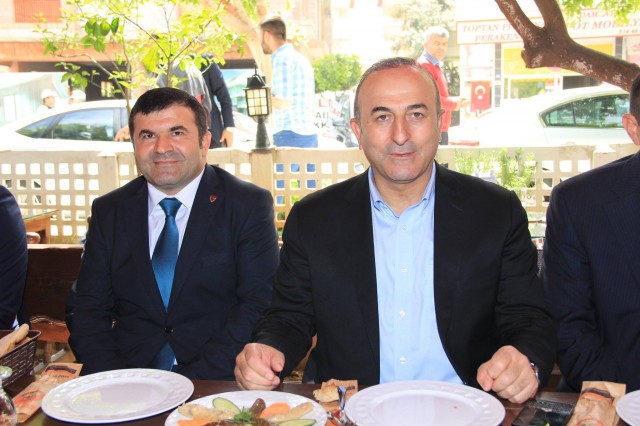 Dışişleri Bakanımız Sayın Mevlüt Çavuşoğlu, Alanya Kaymakamı Dr. Hasan Tanrıseven’in ev sahipliğinde düzenlenen öğle yemeğinde kurum müdürleri, oda başkanları, sivil toplum kuruluşları temsilcileri ve turizmcilerle bir araya geldi. 

Düzenlenen yemekte konuşan Alanya Kaymakamı Dr. Hasan Tanrıseven, Dışişleri Bakanı Mevlüt Çavuşoğlu’nun turizmin sıkıntılı olduğu süreçte, Alanya’ya gelerek turizm ve birçok konularda moral verdiğini belirtti. 

TANRISEVEN “KARAMSAR OLDUĞU BİR DÖNEMDE BİZLERE MORAL VEREN SAYIN BAKANIMIZA TEŞEKKÜR EDİYORUM”

Alanya Kaymakamı Dr. Hasan Tanrıseven konuşmasının devamında şunları kaydetti: 

“Alanya’nın değerli protokolü sivil toplum ve kuruluşlarının değerli başkanları, bizler de bu nezih topluluğa ev sahipliği yapmaktan mutluluk duyuyoruz. Sayın Bakanım bundan önce turizmde herkesin karamsar olduğu bir ortamda geldiniz ve çok geniş katılımlı olarak bütün turizmcilere ve Alanya’ya moral verdiniz. Orada da demiştim ki Sayın Bakanımıza çok rahat ulaşabiliyoruz, bütün sorunlarımızı dile getiriyoruz ve “Sayın Bakanımız hükümet nezdinde inanıyoruz ki gerekli çalışmaları yapacaktır.” demiştik. Teşekkür ediyoruz. Hemen gittiniz ardından Sayın Başbakanımız yeni bir paket açıkladı. Turizmcileri rahatlatacak çeşitli tedbirler getirildi. İnanıyoruz ki buradaki turizmcilerimiz Alanya’nın yetkili birimleri odalarımız sorunlarını size iletecekler yeni sezonda da inşallah sizlerin desteğinizle güzel müjdeler alacağız. Son günlerde Türkiye’ye karşı olan politikalarda bir yumuşama olduğunu turizmde de olumlu gelişmeler olduğunu büyük bir mutlulukla görüyoruz ve seviniyoruz. Sayın Bakanım  ocak ayında yaptığımız toplantıda özellikle üniversitelere verdiğiniz önemi dile getirmiştiniz. Sizlerin desteğinizle gerek devlet üniversitemiz olan Alanya Alaaddin Keykubat Üniversitesi gerek vakıf üniversitemiz olan Alanya Hamdullah Eminpaşa Üniversitesi yollarına devam ediyorlar. Verdiğiniz destek için sizlere minnettarız. Sizlerin desteğinizle YÖK Başkanımızı ziyaret ettik. Sayın Başkandan büyük destek aldık yeni açılacak bölüm ve fakülteler hakkında. Keza desteklerinizle Alanya Hamdullah Emin Paşa üç yeni bölüm açıldı. Yüksek lisans için müracaatlarımız var, onlara da desteğinizin süreceğine inanıyoruz. Alanya’nın aynı zamanda bir turizm kenti değil bir üniversite kenti haline getirilmesi için de çabalarımız devam ediyor. Hem maddi katkılarınız var hem manevi katkılarınız var hem bürokraside de bu yeni fakülteler bölümler açılması Üniversitelerimizin büyümesi için de gayretleriniz var. Onun için de sizlere minnettarız, inanıyorum ki bugün vereceğiniz olumlu haberlerle Alanya’mızda tekrar bir umut dalgası yaratacağınıza inanıyoruz." 

ÇAVUŞOĞLU “BU ŞEHRİ YÖNETİCİLER SAHİPLENMEZSE HİZMETLER HEP EKSİK KALIR”

Gösterilen ilgiden dolayı teşekkür eden Dışişleri Bakanımız Sayın Mevlüt Çavuşoğlu ise yapmış olduğu konuşmada şunları kaydetti: 

"Alanya da evimde bana gösterdiğiniz ilgiden dolayı teşekkür ederim. Avrupa standartlarına ulaşmak için uğraşıyoruz ama kendi geleceklerimizi de yaşatmak için çalışıyoruz. Alanya'ya her gelişimizde Alanya'nın sorunlarıyla birebir uğraşan arkadaşlarımızla bir arada olmaktan dolayı mutluyuz. Dün Türkiye - İsveç maçı için buradaydım. Milli takımı da tebrik ediyorum. Alanya'ya her gelişimde sizlerle neden bir araya geliyorsunuz. Amacımız Alanya'nın sorunlarını çözmektir. Bu şehri yöneticiler sahiplenmezse hizmetler hep eksik kalır. Biz elimizden geldiğince sizlerin taleplerini değerlendirip hizmet etmeye çalışıyoruz. Çok şükür yanımızda yönetilemeyen ülkeler var ama Türkiye olarak istikrarımızı koruyoruz. Turizmin bazı konulardan dolayı etkilendiğini biliyoruz ama böyle günlerden de ders çıkarmak gerekiyor. Bu yüzden birlik beraberlik içerisinde olmalıyız. Güzel Alanya'mız sayesinde dünyada bir markayız ama başka ülkelerden turistlere de ulaşmak gerekiyor. Bölgeye daha fazla uçuşu sağlamanın yollarını aramalıyız. Bu sene zor olabilir ama hep birlikte atlatabiliriz" dedi.

Yemek sonunda Kurum Müdürleri, Oda Başkanları, STK Temsilcileri Dışişleri Bakanımız Sayın Mevlüt Çavuşoğlu ile bir araya getirdikleri için Alanya Kaymakamı Dr. Hasan Tanrıseven'e teşekkür ettiler.