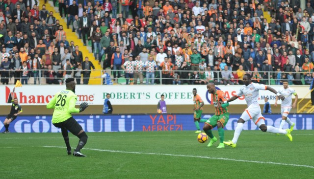 90+3. dakikada Vagner Love'un pasında kaleci ile karşı karşıya kalan Emre'nin şutunda top filelere gitti. 4-1