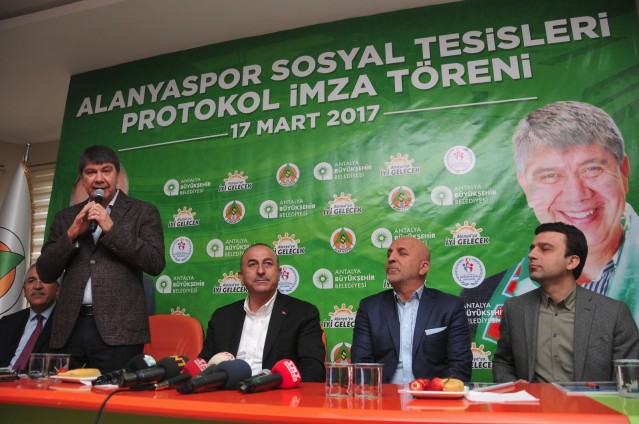 Alanyaspor’un mütevazı bir kadroyla Süper Lig'de mücadele ettiğini dile getiren Bakan Çavuşoglu, “Takımımız karekterli oyunculardan oluşuyor. Böyle karakterli oyuncular olunca da elbette istikrar oluyor. Bu sene inşallah ligde kalır, gelecek sene de daha iyi noktalara gider. İnşallah Avrupa kupalarına da gider ve bir Hollanda takımı çıkar. Onların rengi de portakal renginde. O zaman kim kazanır göreceğiz. Tabi bu işin esprisi” diye konuştu.