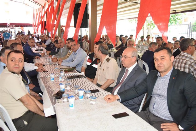 Alanya Belediyesi tarafından 1997 tertip asker adayları ve aileleri için Eşgilik Düğün Salonu’nda gerçekleştirilen programa Alanya Belediye Başkanı Adem Murat Yücel, Alanya İlçe Jandarma Komutanı Binbaşı Serkan Akbaba, Alanya İlçe Emniyet Müdürü Haşim Çakmaklı, Alanya Müftüsü Mustafa Topal, oda başkanları, muhtarlar, asker adayları ve aileleri katıldı.
