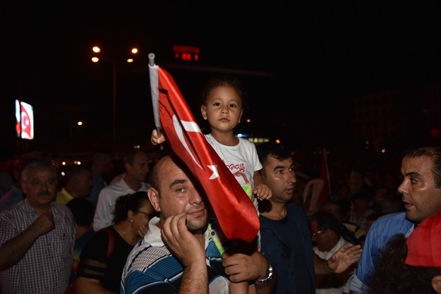 15 Temmuz Şehitleri Anma, Demokrasi ve Milli Birlik Günü ve Fethullahçı Terör Örgütü'nün (FETÖ) 15 Temmuz darbe gteşebbüsünün birinci yıldönümü nedeniyle Şelale Meydanı’nda toplanan binlerce vatandaş ellerinde Türk bayraklarıyla sloganlar eşliğinde Hükümet Meydanı’nda bulunan Atatürk Anıtı önüne kadar yürüdü