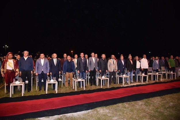 Başkan Yücel daha sonra meydanı dolduran kalabalığa seslenerek, görev süresince yaptığı hizmet, projeler ve yatırımları özetleyen bir konuşma yaptı. Yücel, 3 yıllık görev sürecinde 304 milyon TL. yatırımla 216 dev eseri Alanya’ya kazandırdıklarını söyledi.