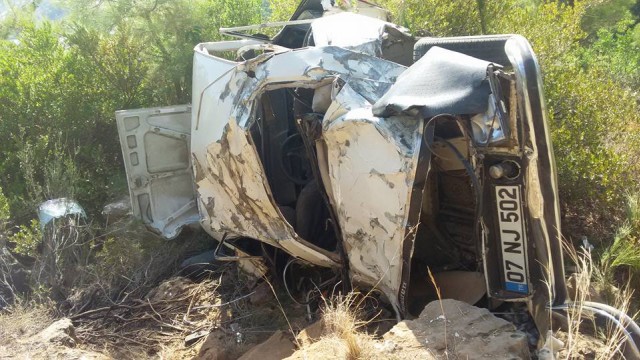 Otomobilin takla atması nedeniyle içinde bulunan 4 kişi ağır yaralandı.