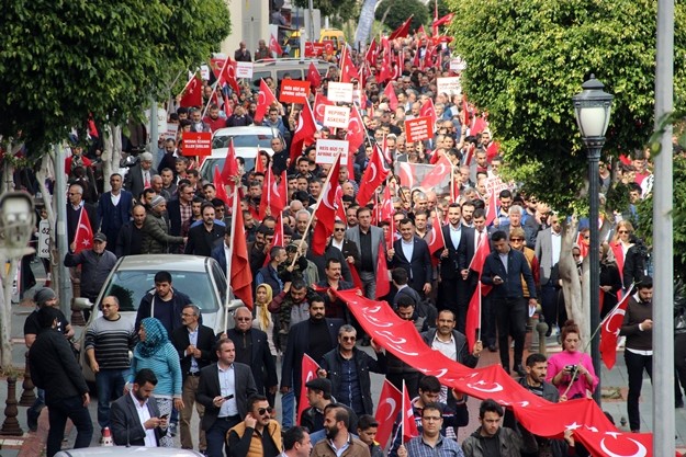 Alanya'da siyasi parti temsilcileri ve sivil toplum kuruluşlarının yanı sıra yaklaşık 2 bin kişi Türk Silahlı Kuvvetlerinin Suriye'nin Afrin bölgesindeki terör örgütlerine yönelik sürdürdüğü Zeytin Dalı Harekatı'nda görev yapan Mehmetçiklere destek ve şehitler için yürüyüş düzenlemek amacıyla Kuyularönü Camii önünde toplandı.